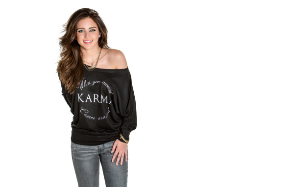 Улыбающаяся актриса Райан Ньюман на белом фоне