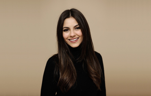 Улыбающаяся красивая актриса Виктория Джастис