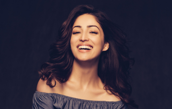 Улыбающаяся индийская актриса Ями Гаутам