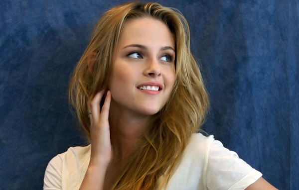 Улыбающаяся нежная девушка, актриса Кристен Стюарт