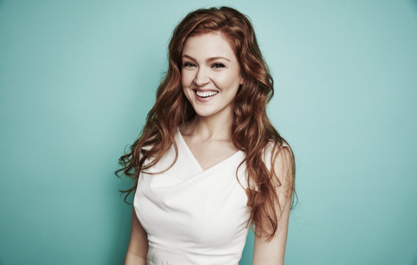 Улыбающаяся молодая актриса Магги Джха