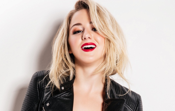 Улыбающаяся молодая девушка, актриса, танцор Хлоя Люказиак