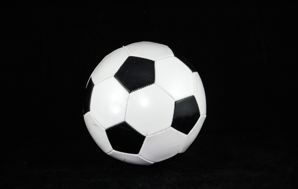 Футбольный мяч на черном фоне