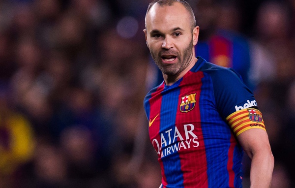 Испанский футболист Андрес Иньеста на футбольном поле