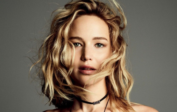 Эффектная блондинка Дженнифер Лоуренс фото на сером фоне