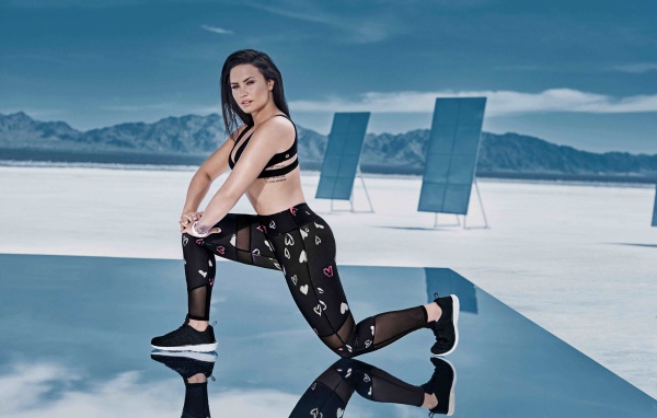 Спортивная брюнетка, популярная актриса и певица Деми Ловато