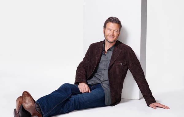 Стильный актер Блейк Шелтон на сером фоне