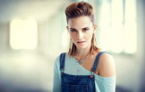 Стильная актриса Эмма Уотсон с джинсовом комбинезоне