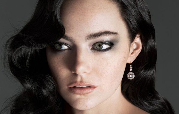 Стильная брюнетка, актриса Эмма Стоун, 2018