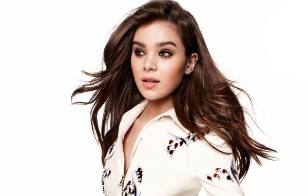 Стильная брюнетка, актриса Хейли Стейнфилд фото на белом фоне