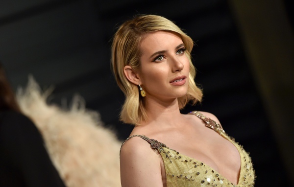 Стильная молодая красивая  актриса Эмма Робертс