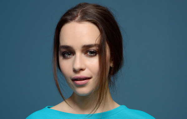 Нежная молодая девушка шатенка, актриса Эмилия Кларк