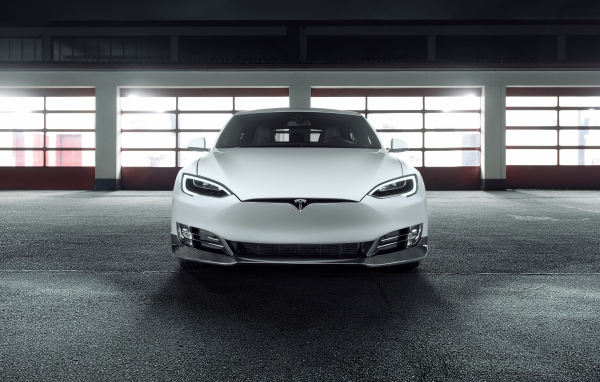 Белый электромобиль Tesla Model S, вид спереди