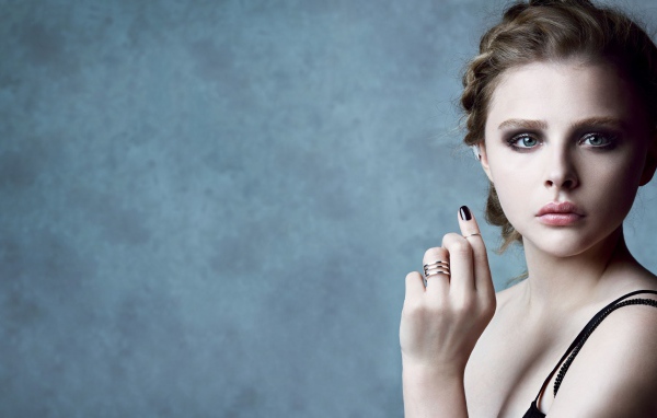 Молодая актриса Хлоя Грейс Морец с красивым макияжем