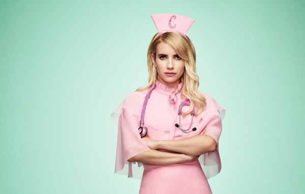 Молодая актриса Эмма Робертс в розовом костюме медсестры