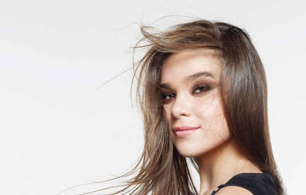 Молодая актриса Хейли Стейнфилд фото на сером фоне