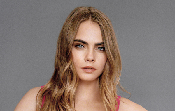 Молодая актриса Кара Делевинь фото на сером фоне