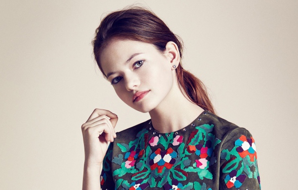 Молодая актриса Маккензи Фой 