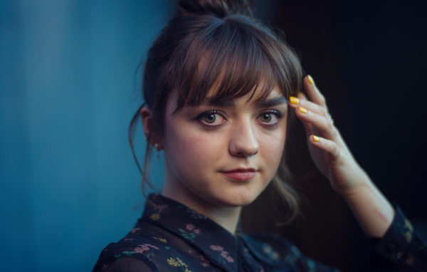 Молодая актриса Мэйси Уильямс с рукой у лица