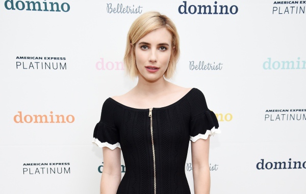 Молодая красивая актриса Эмма Робертс в черном платье