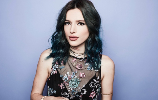 Молодая брюнетка,  актриса Белла Торн