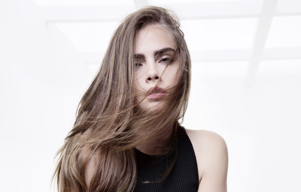 Молодая популярная актриса Кара Делевинь с распущенными волосами