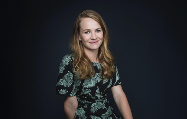 Молодая улыбающаяся актриса Бритт Робертсон