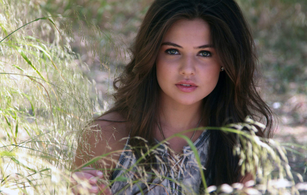 Молодая нежная девушка, актриса Даниэль Кэмпбелл на природе