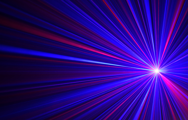 Яркая светящаяся искра с разноцветными лучами