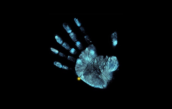 Отпечаток руки на черном фоне
