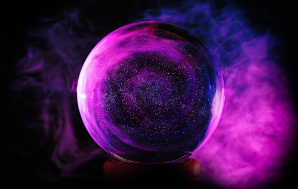 Большой кристальный шар в дыму на черном фоне