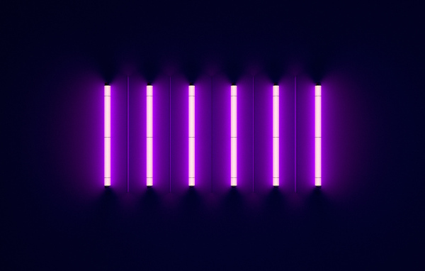 Неоновые светящиеся лампы на синем фоне
