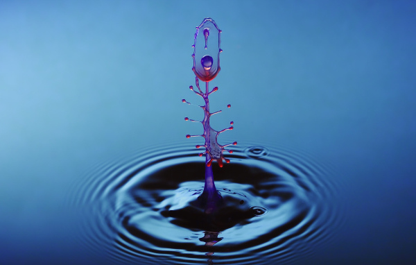 Брызги от капли воды на голубом фоне 3д графика
