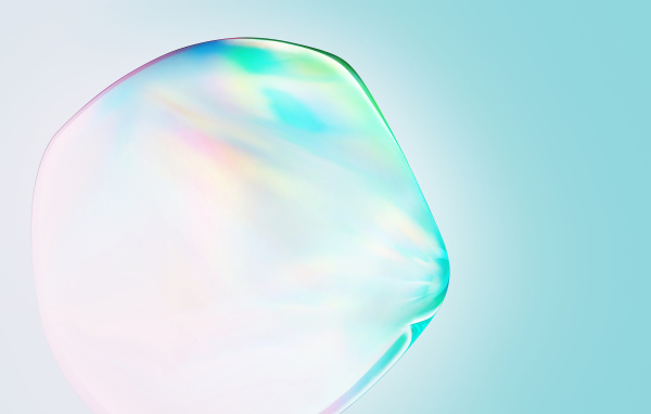 Прозрачный пузырь на голубом фоне 