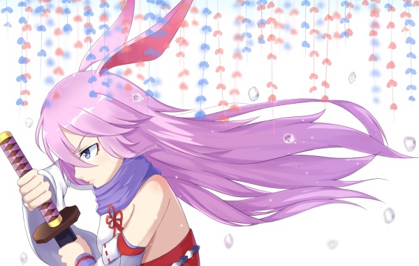 Девушка аниме с сиреневыми волосами и мечом в руках