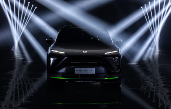 Черный автомобиль NIO ES6 Razer Edition 2019 года в лучах софитов