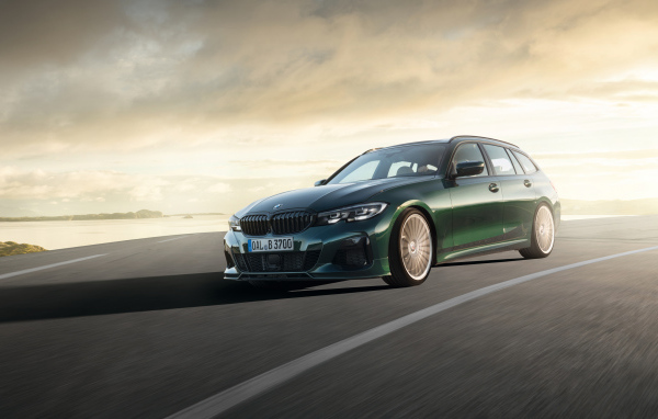 Зеленый автомобиль Alpina B3 Touring 2019 года на дороге
