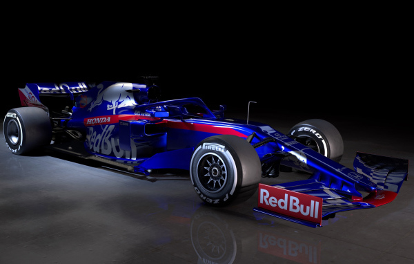 Синий гоночный автомобиль Toro Rosso STR14 2019 года на черном фоне