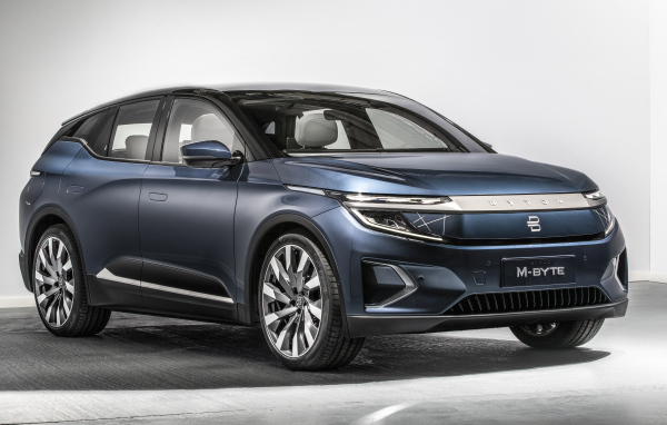 Автомобиль BYTON M-Byte 2020 года на сером фоне