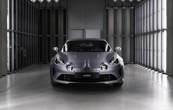 Новый серебристый автомобиль Alpine A110S, 2019 года в гараже