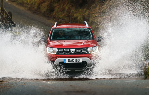 Красный внедорожник Dacia Duster Techroad 2019 года едет по воде