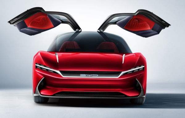 Красный автомобиль BYD E-SEED GT 2019 года с открытыми дверями