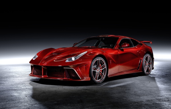 Красный автомобиль Mansory La Revoluzione на сером фоне