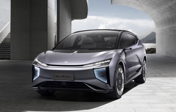 Серебристый автомобиль HiPhi 1 2020 года