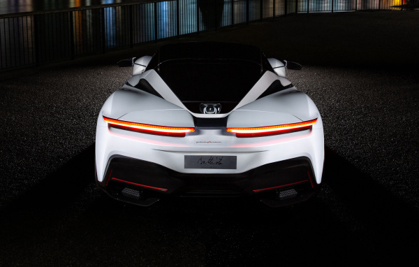 Белый автомобиль Pininfarina Battista 2019 года вид сзади