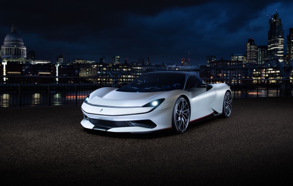 Белый спортивный автомобиль Pininfarina Battista 2019 года