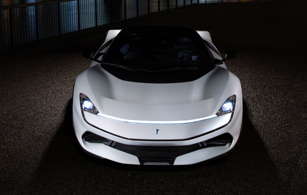Белый спортивный автомобиль Pininfarina Battista 2019