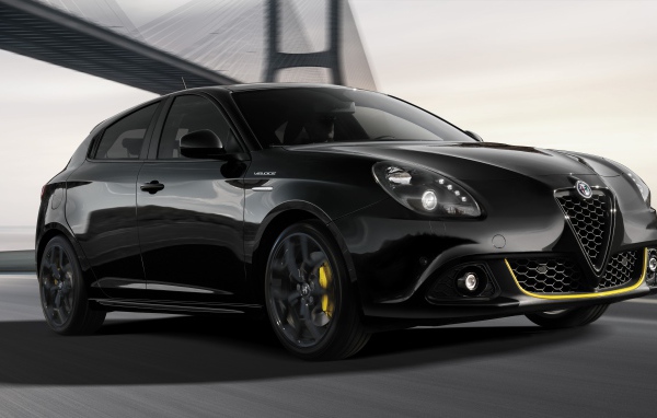 Черный автомобиль Alfa Romeo Giulietta Veloce 2019 года на дороге