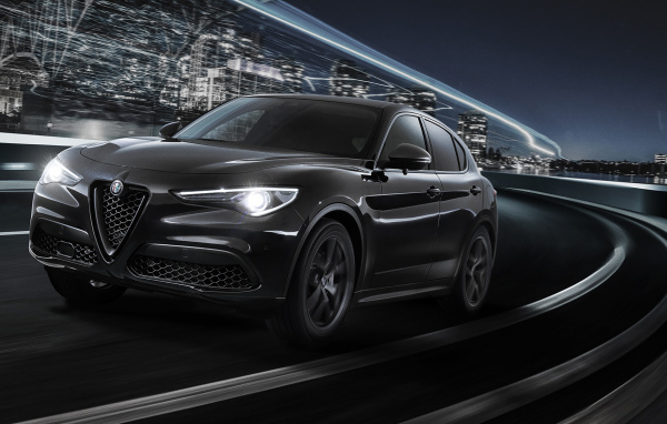 Черный автомобиль Alfa Romeo Stelvio, 2019 года на трассе