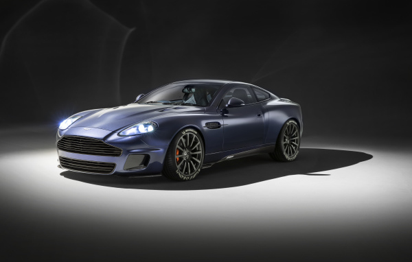 Автомобиль Aston Martin Vanquish 25 Callum 2019 года с включенными фарами